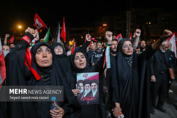 مراسم بزرگداشت رهبر شهید انقلاب در میدان انقلاب تهران