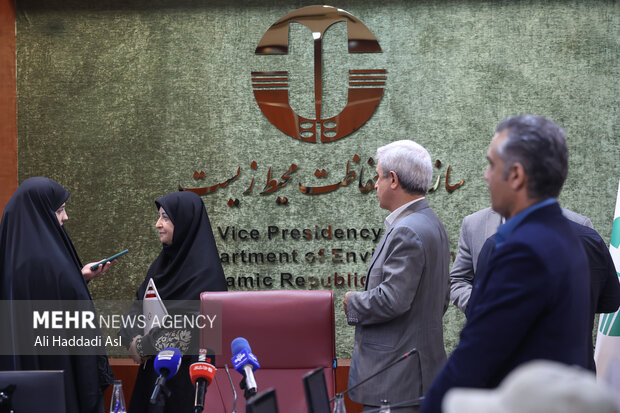 نشست خبری و امضای تفاهم نامه رئیس سازمان حفاظت محیط زیست