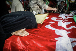 والدین شهیدان علوی و هنرمند در وداع با پیکر فرزندانشان