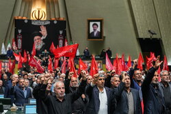 İran Meclisi'nde 'intikam' bayrağı