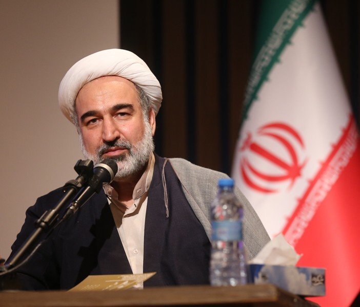 نویسنده‌ای که به دست رهبر شهید انقلاب ملبس و معمم شد