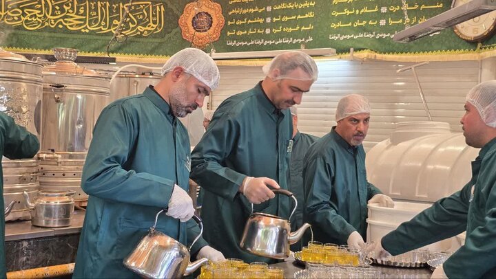 خدمت خادمان هیئت حضرت زینب(س) کنگان در چایخانه‌های حرم رضوی
‌