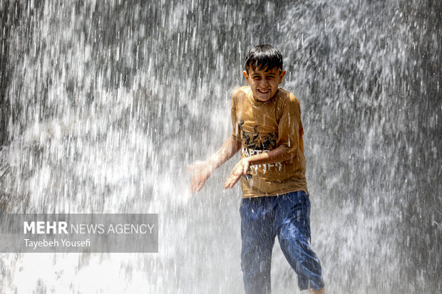 فرار از گرما در آبشار گنج‌نامه