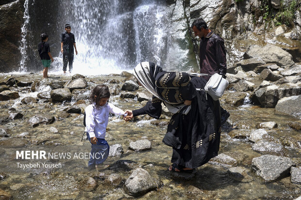 فرار از گرما در آبشار گنج‌نامه