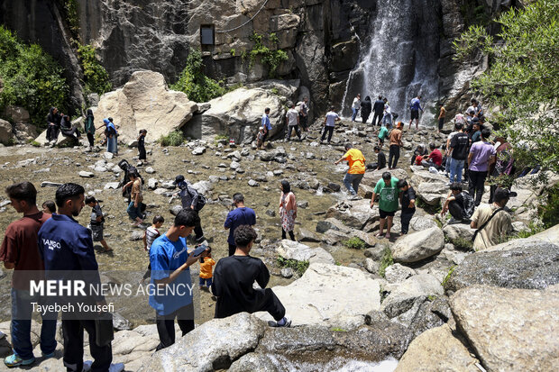 فرار از گرما در آبشار گنج‌نامه