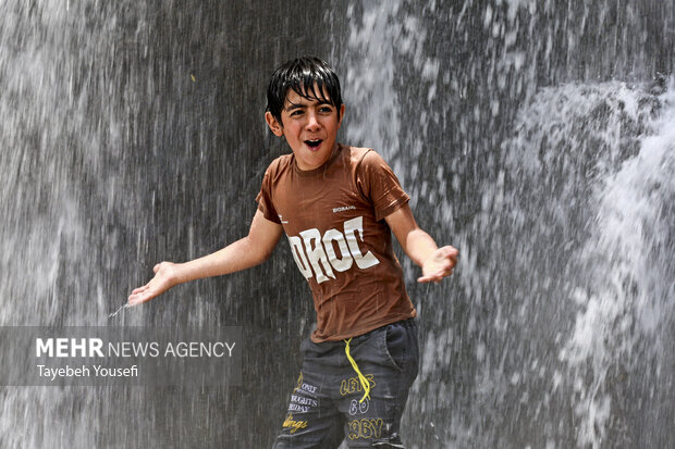 فرار از گرما در آبشار گنج‌نامه
