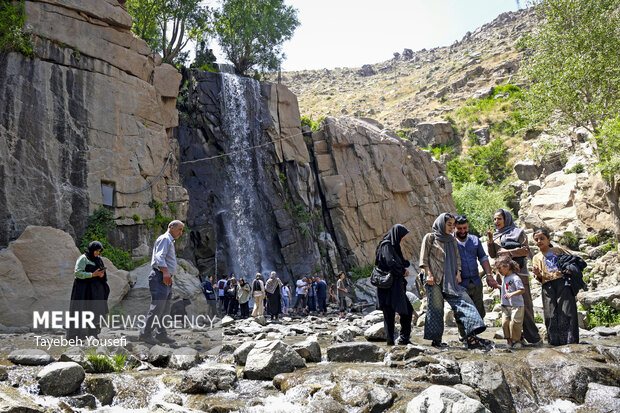 فرار از گرما در آبشار گنج‌نامه