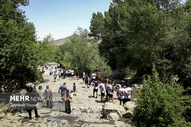فرار از گرما در آبشار گنج‌نامه