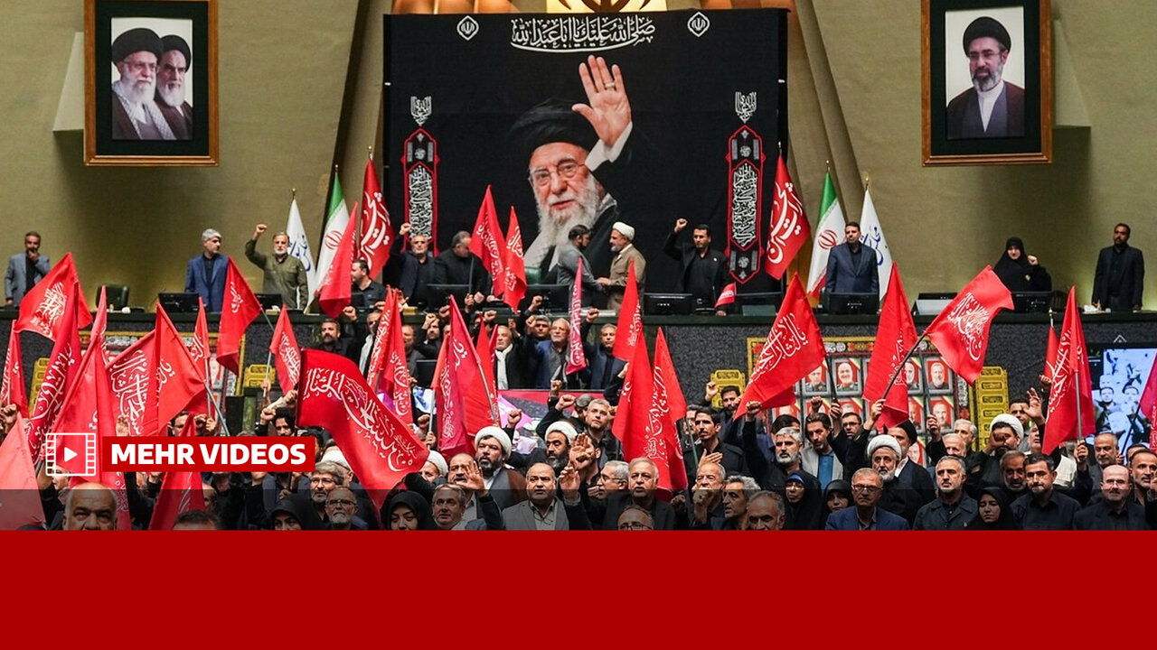 برخاستن نمایندگان مجلس با پرچم یالثارات الحسین در صحن علنی