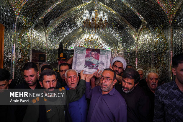 تشییع پیکر شهید «محمد ناصر دلیرور» در حرم شاهچراغ(ع) تشییع پیکر شهید «محمد ناصر دلیرور» در حرم شاهچراغ(ع)