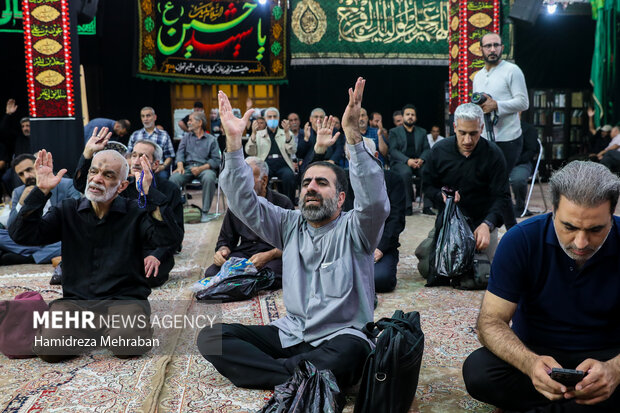 بزرگداشت رهبر شهید انقلاب در حسینیه کربلایی های مقیم تهران