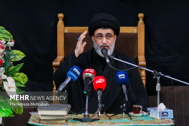 بزرگداشت رهبر شهید انقلاب در حسینیه کربلایی های مقیم تهران
