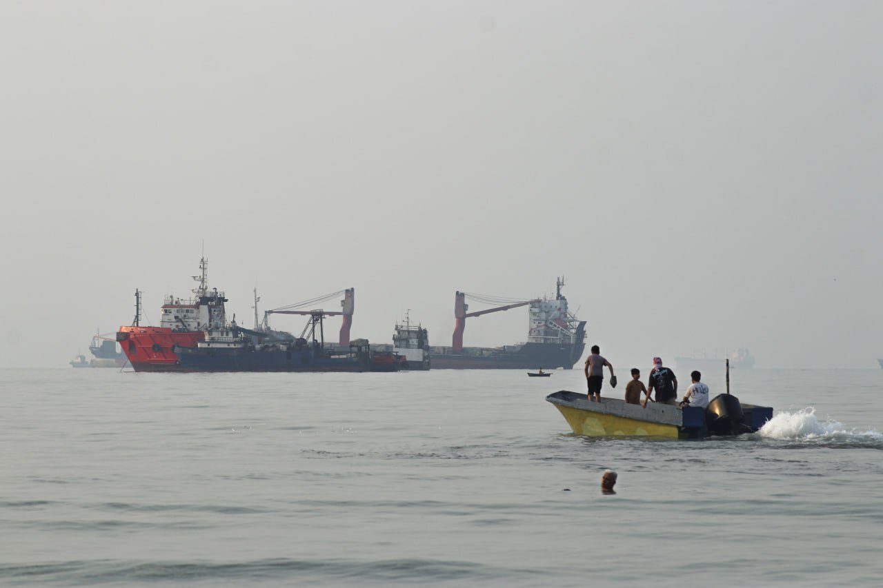 Missiles fired in Hormuz, ballots shaken in America