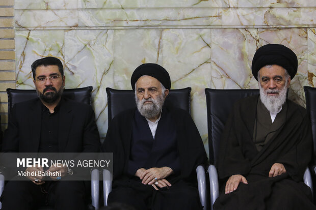 بزرگداشت رهبر شهید از سوی آیت الله مکارم شیرازی