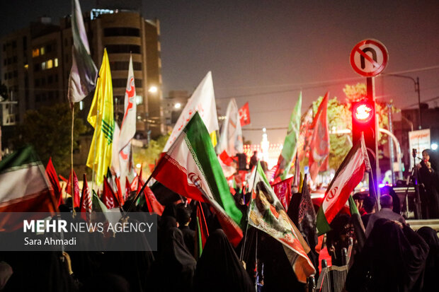 راهپیمایی مردمی به سوی حرم رضوی در هفتمین روز خاکسپاری «رهبر شهید»