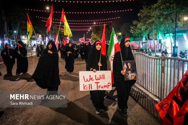 راهپیمایی مردمی به سوی حرم رضوی در هفتمین روز خاکسپاری «رهبر شهید»