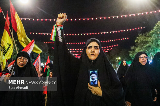 راهپیمایی مردمی به سوی حرم رضوی در هفتمین روز خاکسپاری «رهبر شهید»