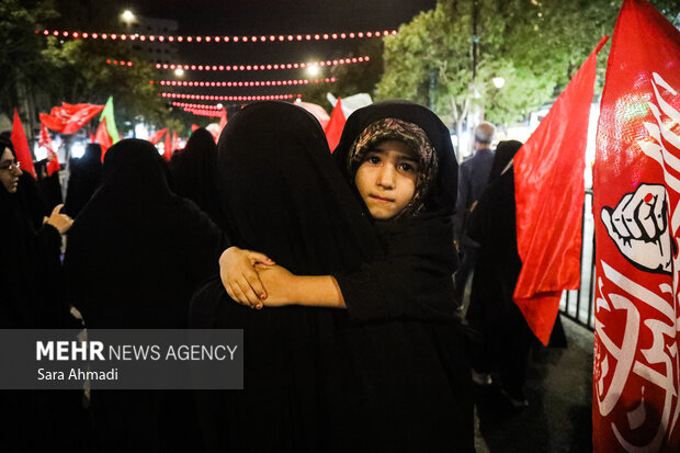 راهپیمایی مردمی به سوی حرم رضوی در هفتمین روز خاکسپاری «رهبر شهید»