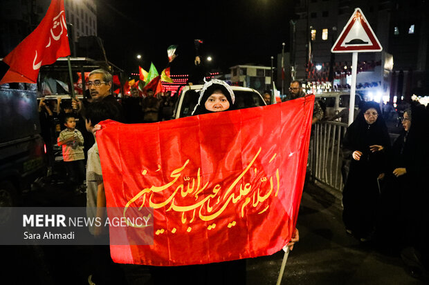 راهپیمایی مردمی به سوی حرم رضوی در هفتمین روز خاکسپاری «رهبر شهید»