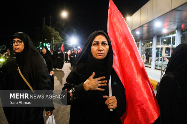 راهپیمایی مردمی به سوی حرم رضوی در هفتمین روز خاکسپاری «رهبر شهید»