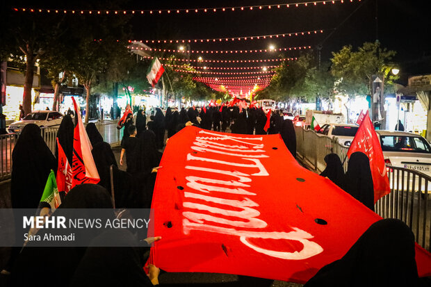 راهپیمایی مردمی به سوی حرم رضوی در هفتمین روز خاکسپاری «رهبر شهید»