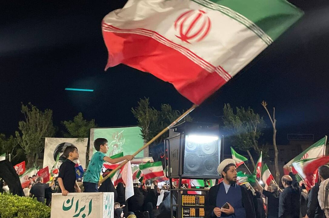 تجمع مردم آبیک در شب ۱۳۸ «سنگر خیابان» در حمایت از ایران