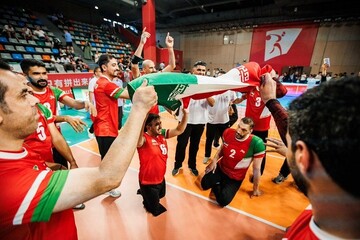پرچم؛ زینت بخش جشن قهرمانی تیم ملی والیبال نشسته مردان ایران