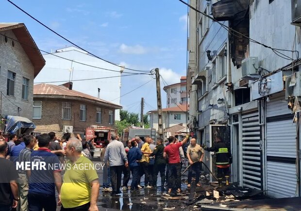 خاکستر شدن ۳ منزل مسکونی در حریق آستانه اشرفیه؛ دو نفر مصدوم شدند