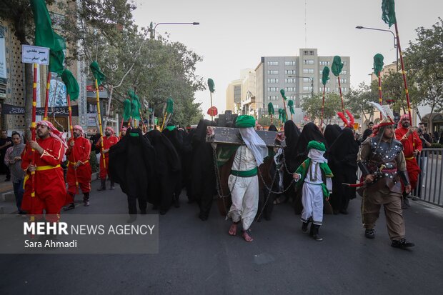 حرکت کاروان نمادین اسرای کربلا در مشهد
