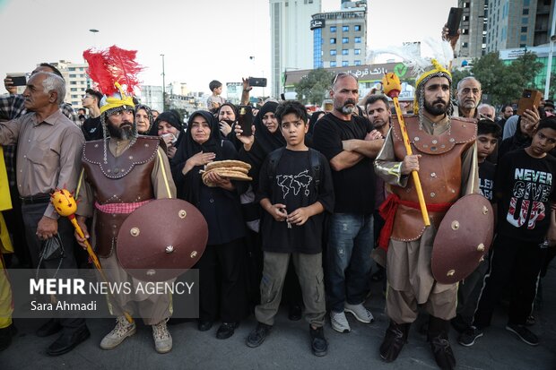حرکت کاروان نمادین اسرای کربلا در مشهد