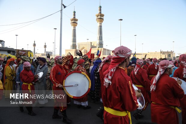 حرکت کاروان نمادین اسرای کربلا در مشهد