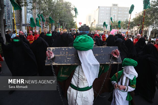 حرکت کاروان نمادین اسرای کربلا در مشهد