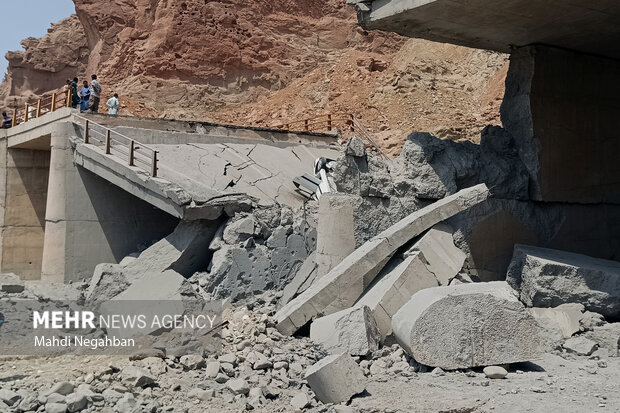 وضعیت پل محور بندرعباس به رودان بر اثر تجاوزات آمریکایی