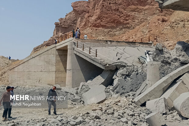 وضعیت پل محور بندرعباس به رودان بر اثر تجاوزات آمریکایی