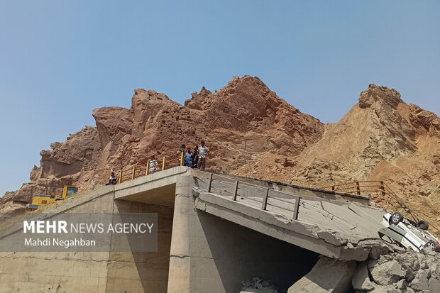 وضعیت پل محور بندرعباس به رودان بر اثر تجاوزات آمریکایی