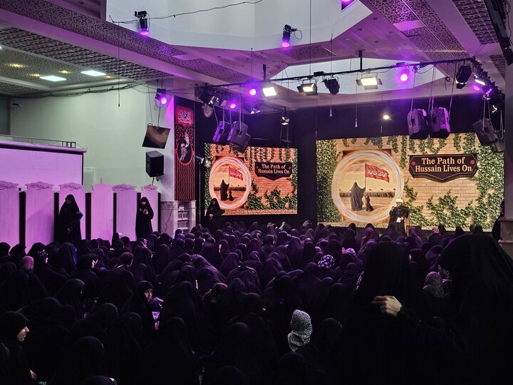 دختران نوجوان با زبان انگلیسی پای روضه مینشینند دختران نوجوان با زبان انگلیسی پای روضه مینشینند