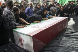 تشییع پیکر شهید امیرمهدی سالمی بر روی دستان مردم کرمانشاه