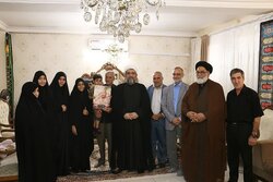 محمودی با خانواده شهید کاشی در ورامین دیدار کرد
