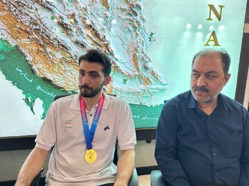 استقبال مردم چناران از قهرمان جهان در رشته والیبال نشسته