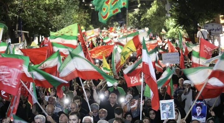 مردم ارومیه در تجمع شبانه: «بزن که خوب می زنی»