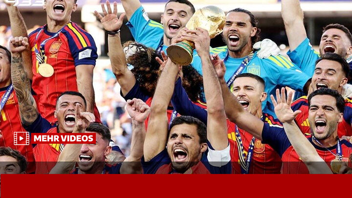 لحظه بالا بردن جام قهرمانی جام جهانی ۲۰۲۶ توسط بازیکنان اسپانیا لحظه بالا بردن جام قهرمانی جام جهانی ۲۰۲۶ توسط بازیکنان اسپانیا