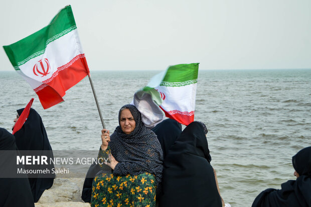 زنجیره انسانی جان‌فدایان خلیج فارس در بندرعباس