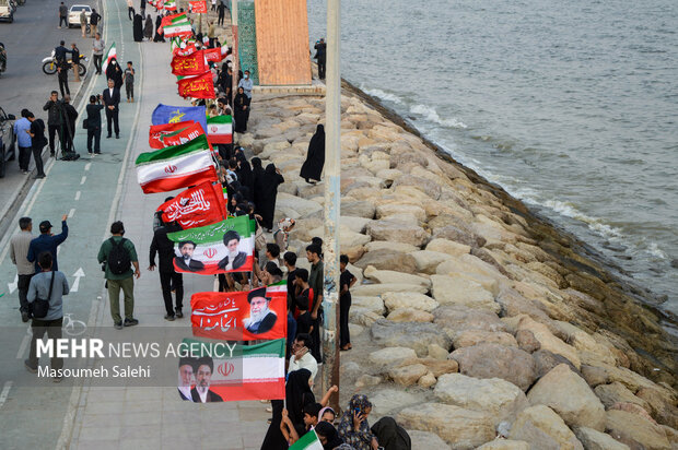 زنجیره انسانی جان‌فدایان خلیج فارس در بندرعباس