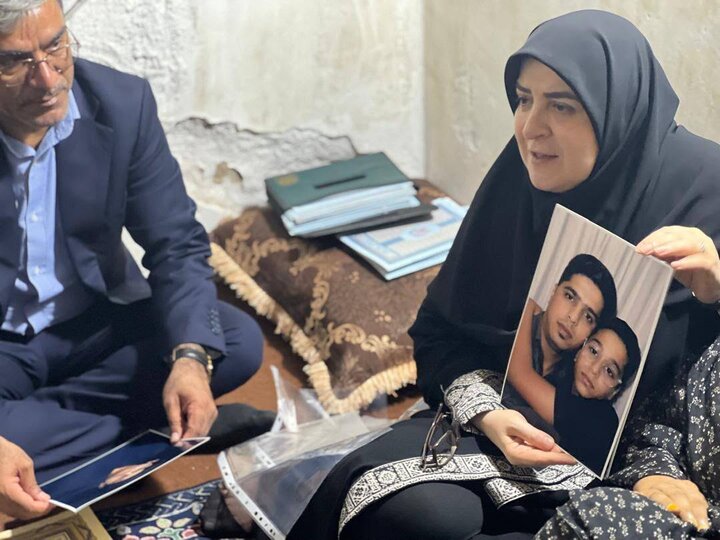 دیدار سخنگوی دولت با خانواده شهدای حمله جنایتکارانه آمریکا به بندرخمیر دیدار سخنگوی دولت با خانواده شهدای حمله جنایتکارانه آمریکا به بندرخمیر