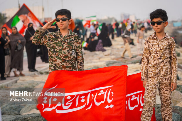 زنجیره انسانی جان‌فدایان خلیج فارس در بندرعباس
