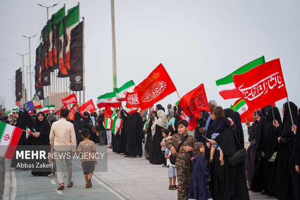 زنجیره انسانی جان‌فدایان خلیج فارس در بندرعباس