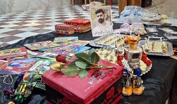 یادگارهای کودکی یک شهید در دستان نسل آینده شهر سریش‌آباد