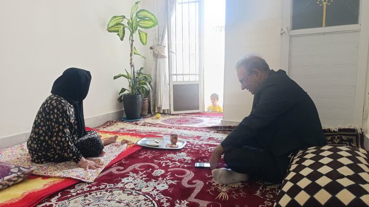 معاون بنیاد شهید لرستان از مادر شهید «نجمالدین حسینوندی» عیادت کرد