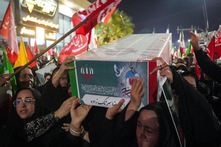 تشییع بقایای تازه تفحص شده شهدای مدرسه شجره طیبه میناب در بندرعباس تشییع بقایای تازه تفحص شده شهدای مدرسه شجره طیبه میناب در بندرعباس