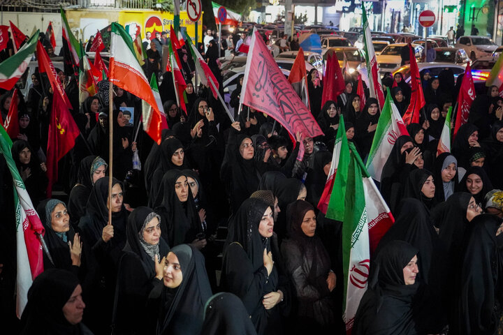 تشییع بقایای تازه تفحص شده شهدای <a href='https://sayeb.ir/tag/%d9%85%d8%af%d8%b1%d8%b3%d9%87-%d8%b4%d8%ac%d8%b1%d9%87-%d8%b7%db%8c%d8%a8%d9%87-%d9%85%db%8c%d9%86%d8%a7%d8%a8'></div>مدرسه شجره طیبه میناب</a> در اجتماع شبانه بندرعباس